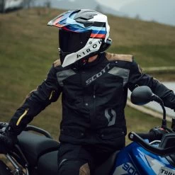 Airoh Commander 2 Doom Helmet – Black -Motorcycle Riding Equipment Airoh Commander 2 Doom Motorcycle Helmet Black Lifestyle 5