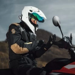 Airoh Commander 2 Plain Helmet – White -Motorcycle Riding Equipment Airoh Commander 2 Plain Motorcycle Helmet White Lifestyle 1