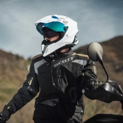 Airoh Commander 2 Plain Helmet – White -Motorcycle Riding Equipment Airoh Commander 2 Plain Motorcycle Helmet White Lifestyle 3