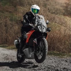 Airoh Commander 2 Plain Helmet – White -Motorcycle Riding Equipment Airoh Commander 2 Plain Motorcycle Helmet White Lifestyle 5