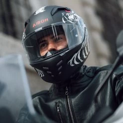 Airoh Connor Myth Helmet 10 Airoh Connor Myth Helmet -Motorcycle Riding Equipment Airoh Connor Myth Motorcycle Helmet Lifestyle 2