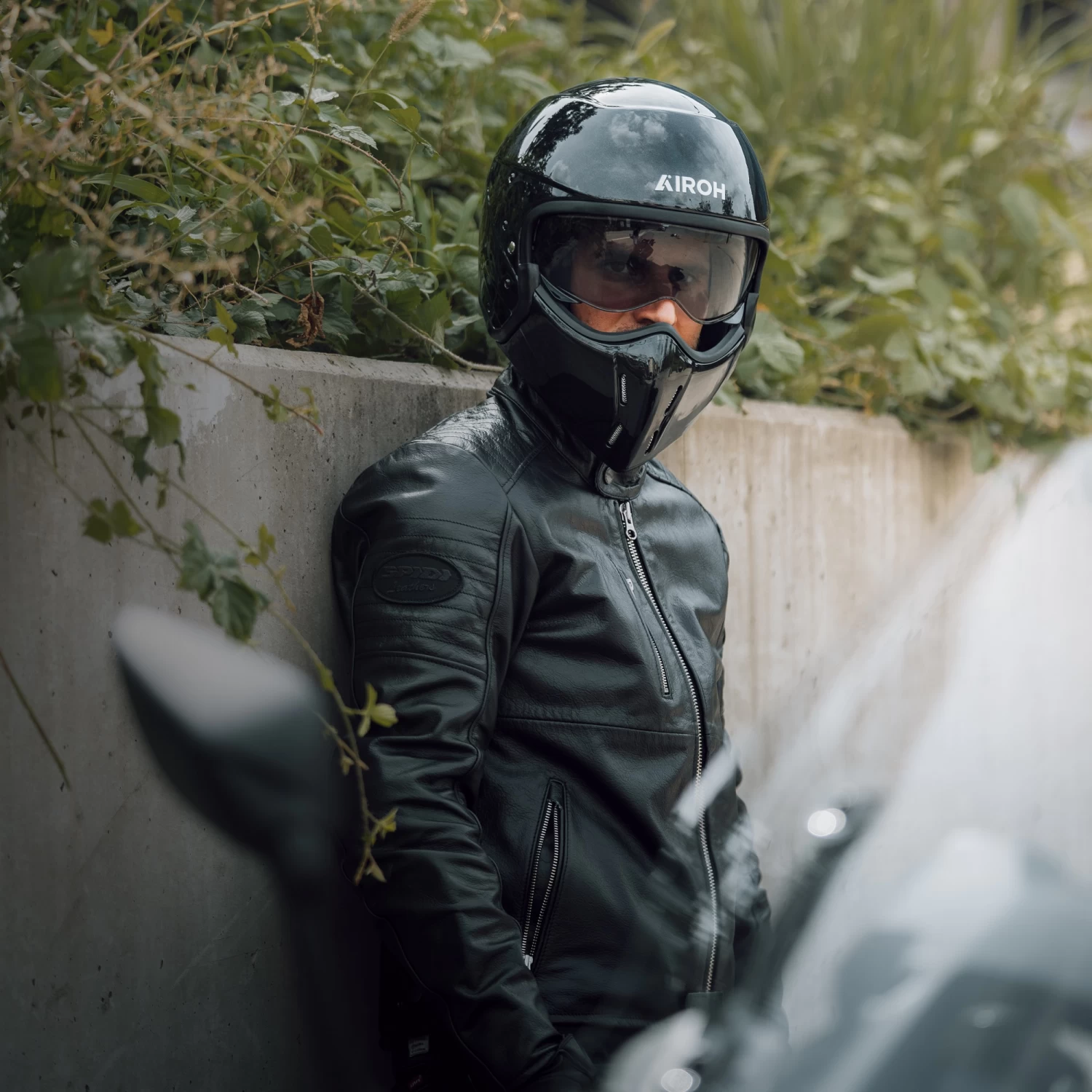 Airoh J110 Plain Helmet – Glitter Black 9 Airoh J110 Plain Helmet – Glitter Black - Image 7