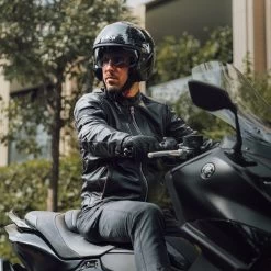 Airoh J110 Plain Helmet – Glitter Black 34 Airoh J110 Plain Helmet – Glitter Black -Motorcycle Riding Equipment Airoh J110 Plain Motorcycle Helmet Glitter Black Lifestyle 10