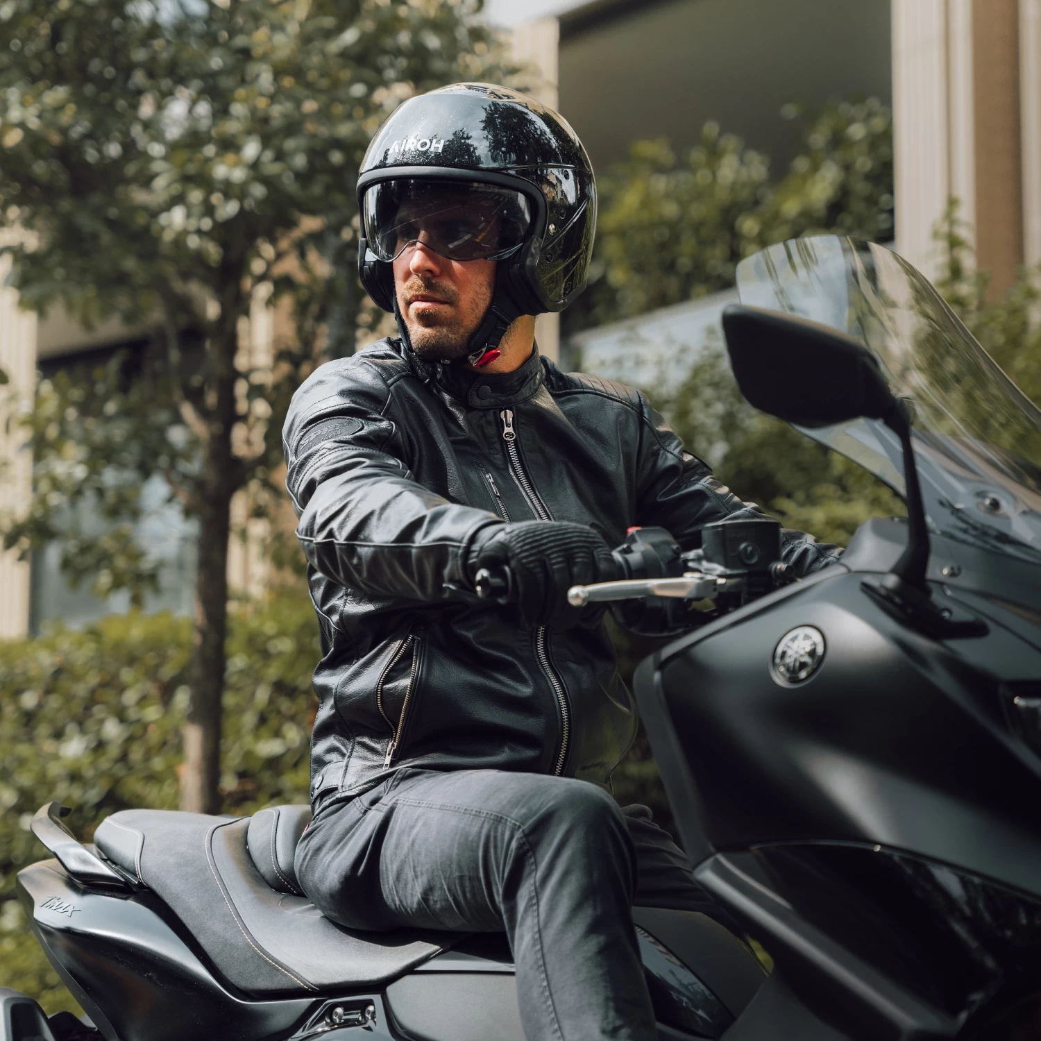 Airoh J110 Plain Helmet – Glitter Black 18 Airoh J110 Plain Helmet – Glitter Black - Image 16