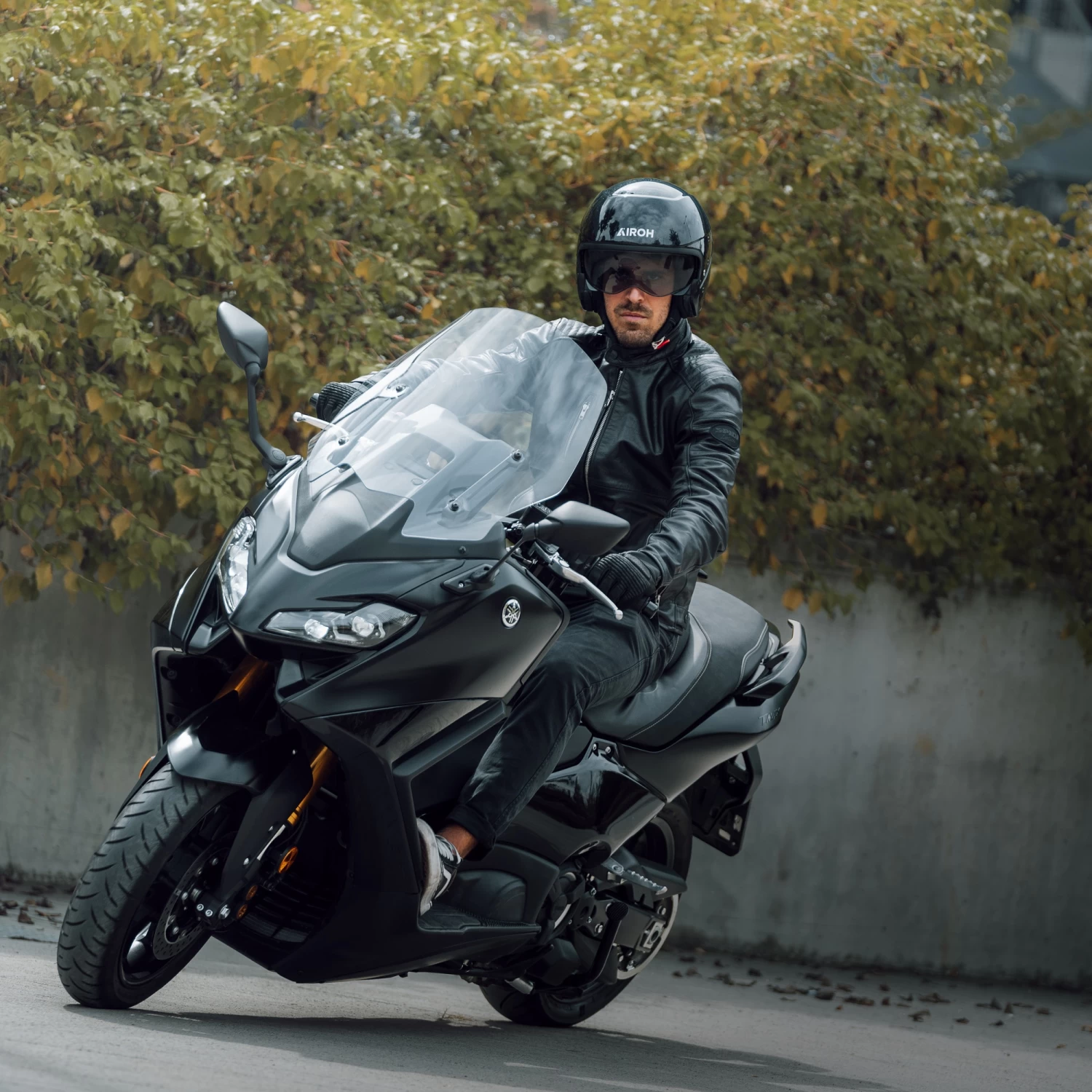 Airoh J110 Plain Helmet – Glitter Black 14 Airoh J110 Plain Helmet – Glitter Black - Image 12