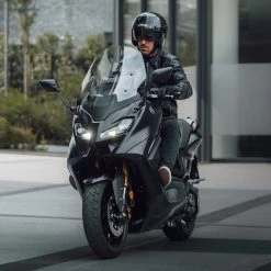 Airoh J110 Plain Helmet – Glitter Black 31 Airoh J110 Plain Helmet – Glitter Black -Motorcycle Riding Equipment Airoh J110 Plain Motorcycle Helmet Glitter Black Lifestyle 7