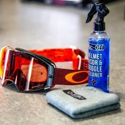 Muc-Off Helmet & Visor Cleaner 250ml -Motorcycle Riding Equipment Muc Off Motorcycle Helmet Visor Clearner 250 ml M219 Lifestyle 10