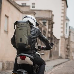 Oxford Aqua B25 Khaki Backpack -Motorcycle Riding Equipment Oxford Aqua B25 Motorcycle Backpack Lifestyle 6 3