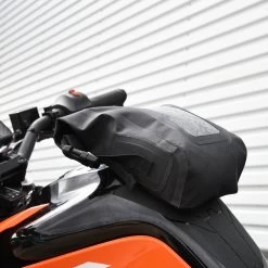 Oxford Aqua M2 Mini Tank Bag 10 Oxford Aqua M2 Mini Tank Bag -Motorcycle Riding Equipment Oxford Aqua M2 Mini Motorcycle Tank Bag Black Lifestyle 1