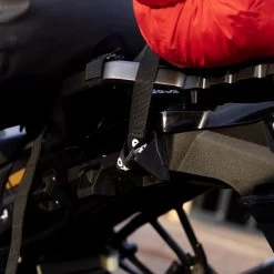 Oxford Atlas B-Clip 26 Mm Straps – Black -Motorcycle Riding Equipment Oxford Atlas B Hook 17 mm Motorcycle Luggage Straps Black Lifestyle 2