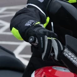 Oxford Montreal 4.0 Gloves – Black/Grey/Fluo -Motorcycle Riding Equipment Oxford Montreal 4.0 Motorcycle Gloves Fluo Lifestyle 4