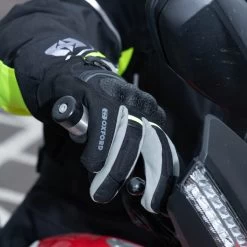 Oxford Montreal 4.0 Gloves – Black/Grey/Fluo -Motorcycle Riding Equipment Oxford Montreal 4.0 Motorcycle Gloves Fluo Lifestyle 7