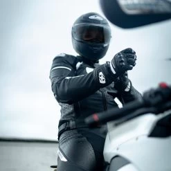 Oxford Nexus 1.0 Leather Jacket – Black/White 32 Oxford Nexus 1.0 Leather Jacket – Black/White -Motorcycle Riding Equipment Oxford Nexus 1.0 Leather Motorcycle Jacket White Lifestyle 3