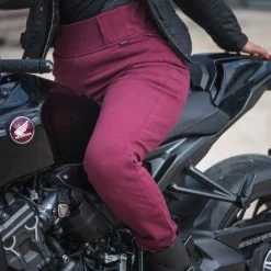 Oxford Super 2.0 Women’s Leggings – Burgundy -Motorcycle Riding Equipment Oxford Super 2.0 Motorcycle Leggings Lifestyle 7