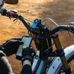 Quad Lock Handlebar Phone Mount 16 Quad Lock Handlebar Phone Mount -Motorcycle Riding Equipment Quad Lock Motorcycle Handlebar Mount 560040 Lifestyle 3