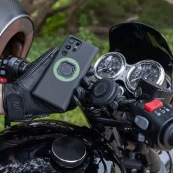 Quad Lock Handlebar Phone Mount 17 Quad Lock Handlebar Phone Mount -Motorcycle Riding Equipment Quad Lock Motorcycle Handlebar Mount 560040 Lifestyle 4