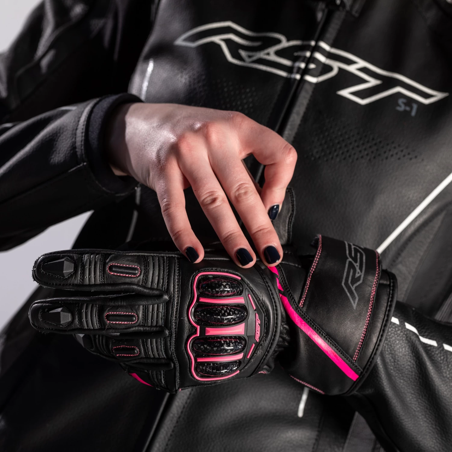 RST S1 Women’s Gloves – Black/Neon Pink 11 RST S1 Women’s Gloves – Black/Neon Pink - Image 9