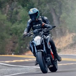 Sena 5R LITE Bluetooth Intercom System -Motorcycle Riding Equipment Sena 5R Lite Motorcycle Bluetooth Intercom Kit 823051 Lifestyle 3