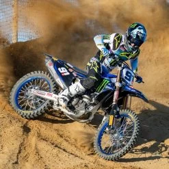 Shoei VFX-WR 06 Jammer Helmet – TC2 -Motorcycle Riding Equipment Shoei VFX WR 06 Motocross Helmet Lifestyle 2