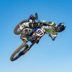 Shoei VFX-WR 06 Jammer Helmet – TC8 -Motorcycle Riding Equipment Shoei VFX WR 06 Motocross Helmet Lifestyle 4 2